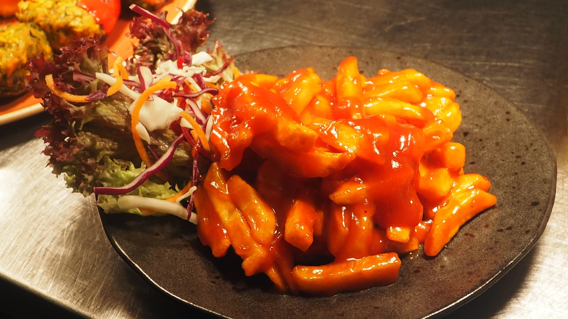 Tteokbokki recipe — glossy red spicy Korean rice cakes with fish cakes and scallions